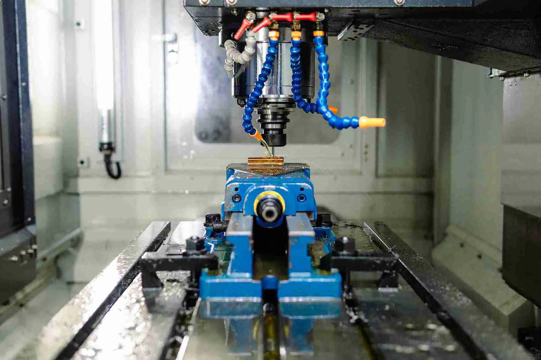 Mesin CNC milling presisi untuk pembuatan molding cetak plastik di workshop Anugrah Plastik Bandung